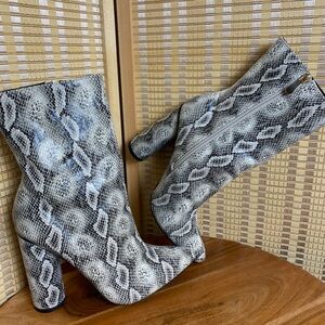 Fashion Nova Woman’s 7.5 Black White Midnight Lover Snakeskin Boots Mid Calf